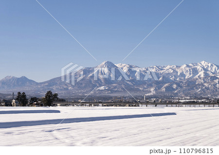 寒中の青空と雪化粧した妙高連峰と黒姫山 寒中の青空と雪化粧した妙高連峰と黒姫山 110796815