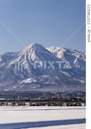 快晴の青空をバックに雪化粧をした妙高山の風景を撮影 110796823