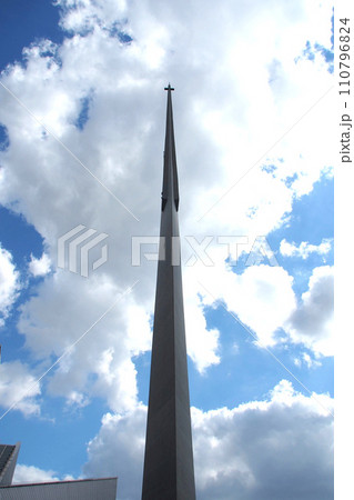 東京カテドラル聖マリア大聖堂、教会の鐘塔と青空【東京都文京区 110796824