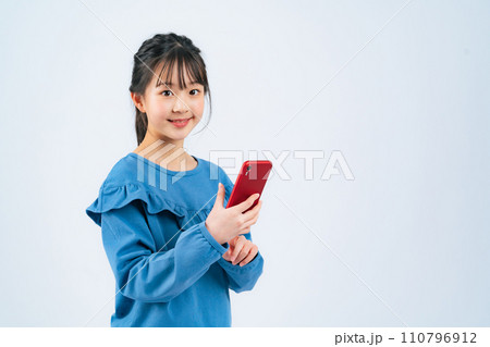 スマホを使う女の子 110796912