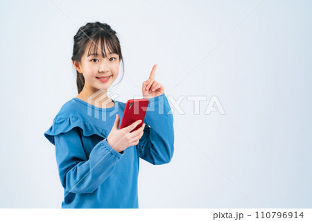 スマホを使う女の子 110796914