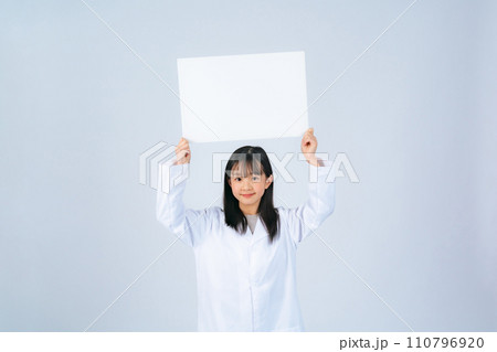 メッセージボードを見せる女の子 メッセージボードを見せる女の子 110796920