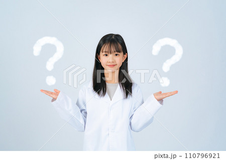 二つのものを比べる女の子 二つのものを比べる女の子 110796921