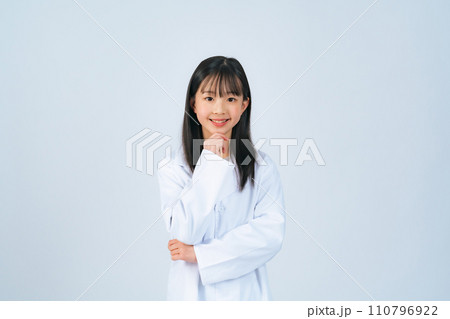 考える白衣を着た女の子 考える白衣を着た女の子 110796922