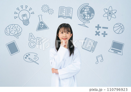 白衣を着た女の子と様々な教科のイメージ 110796923