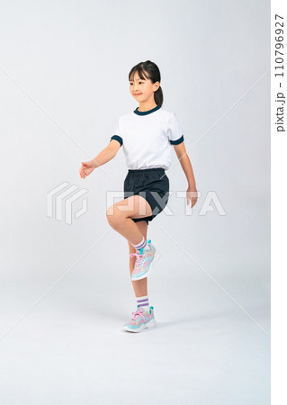 歩く体操服を着た女の子 歩く体操服を着た女の子 110796927