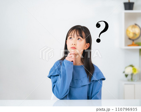疑問を持つ女の子 疑問を持つ女の子 110796935