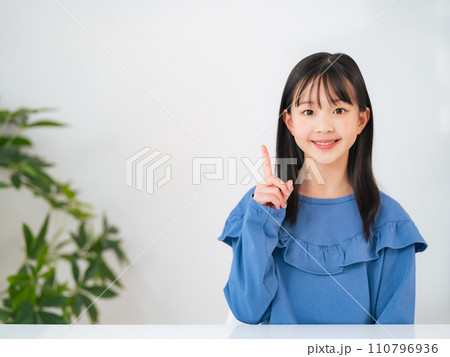 指を差す女の子 指を差す女の子 110796936