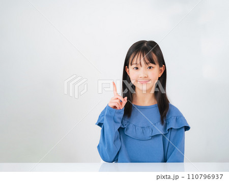指を差す女の子 110796937