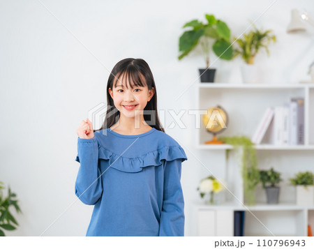 部屋でガッツポーズする女の子 110796943