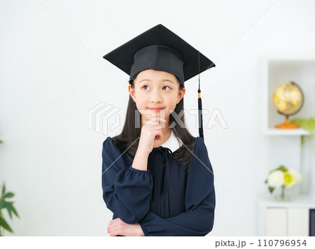 博士の衣装を着た女の子 110796954