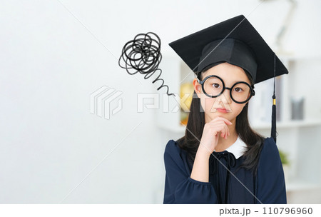 悩む博士の衣装を着た女の子 悩む博士の衣装を着た女の子 110796960