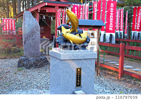 日光二荒山神社中宮祠、黄金の鱒の像【栃木県日光市】 110797039