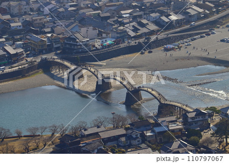 岩国城から見下ろす錦帯橋 110797067