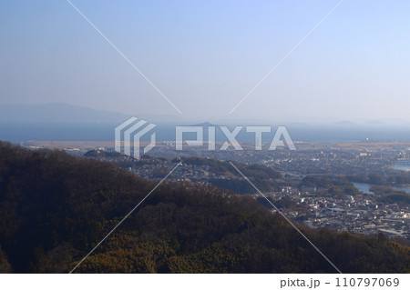 岩国城から眺める甲島と岩国基地 岩国城から眺める甲島と岩国基地 110797069