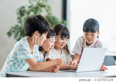 みんなでパソコンを操作する小学生。 110797229