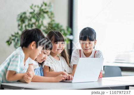 みんなでパソコンを操作する小学生。 110797237