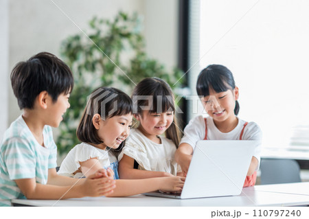 みんなでパソコンを操作する小学生。 110797240