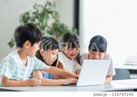 みんなでパソコンを操作する小学生。 110797242
