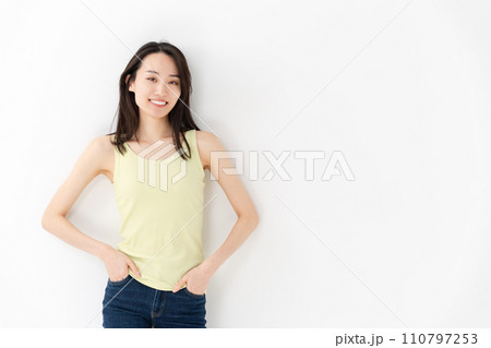 笑顔の女性　ビューティー　美容 110797253
