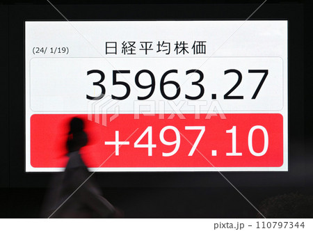 バブル崩壊後の高値を更新する株価ボード 110797344