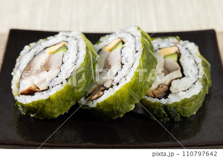 おいしい金華鯖を使った高菜巻きの太巻き寿司 110797642
