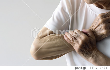 肘の痛みに耐える老人・痛みのシーン 110797654