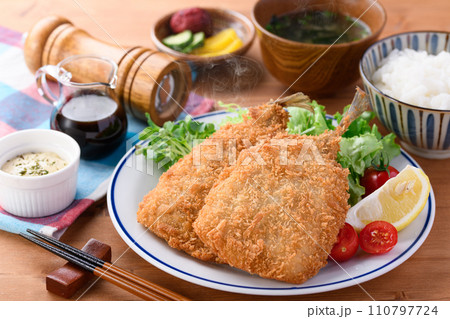 アジフライとお味噌汁とご飯 アジフライとお味噌汁とご飯 110797724