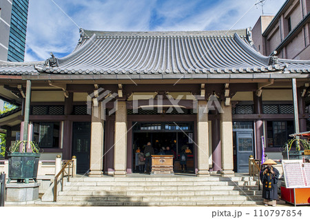 東京都・豊島区　旧中山道沿いの巣鴨地蔵通り商店街　とげぬき地蔵尊高岩寺 110797854