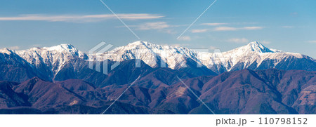 山梨百名山 冬の竜ヶ岳から 南アルプスの絶景 山梨百名山 冬の竜ヶ岳から 南アルプスの絶景 110798152