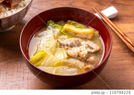 豚肉と白菜の味噌汁 豚肉と白菜の味噌汁 110798228