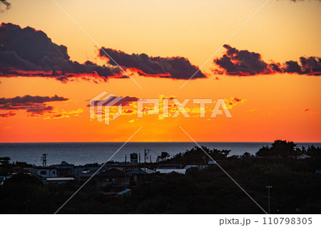 冬の伊豆大島 波浮港からの夕焼け 冬の伊豆大島 波浮港からの夕焼け 110798305