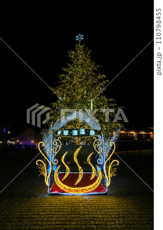 草津温泉街　夜景 110798455