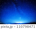 高原から眺める満天の星空 110798471