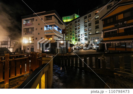 草津温泉街　夜景 110798473
