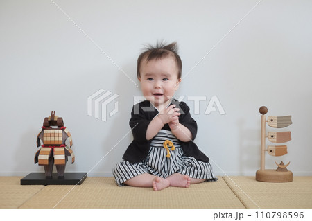 木製の五月人形とこいのぼりと赤ちゃん 木製の五月人形とこいのぼりと赤ちゃん 110798596