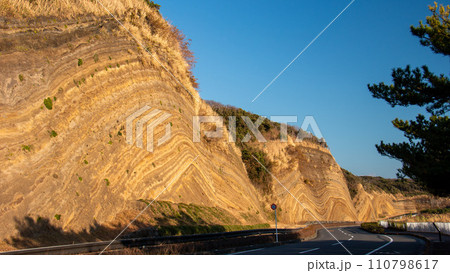 伊豆大島の冬 夕日に映える地層大切断面 伊豆大島の冬 夕日に映える地層大切断面 110798617
