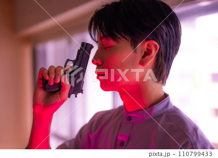 銃を持った男性ポートレート 110799433
