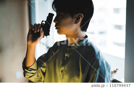 銃を持った男性ポートレート 銃を持った男性ポートレート 110799437
