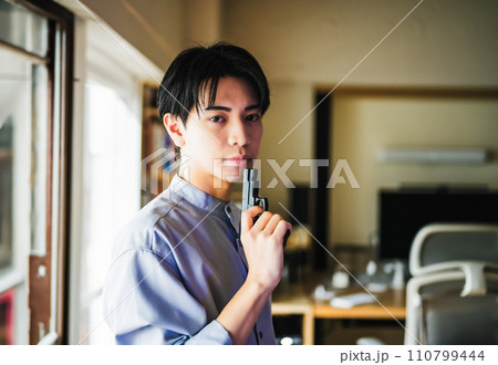 銃を持った男性ポートレート 110799444