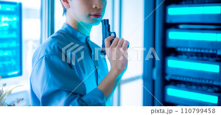 銃を持った男性ポートレート 110799458