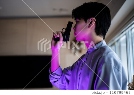 銃を持った男性ポートレート 110799465