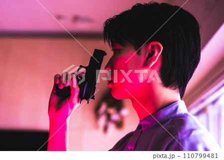 銃を持った男性ポートレート 110799481