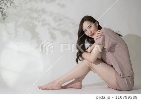 美脚・ダイエットイメージ・リラックスする女性　 110799589