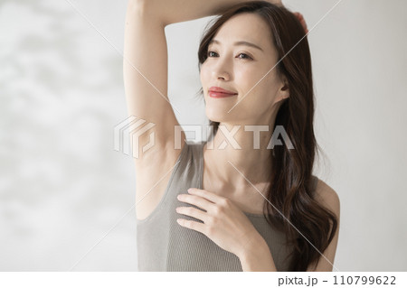 脇ケア・脱毛・美肌の女性イメージ 110799622