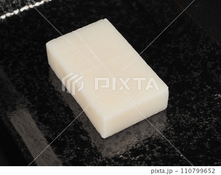 切り餅　黒背景 110799652