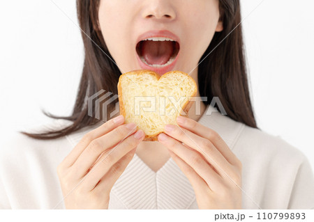 パンを食べる女性 110799893