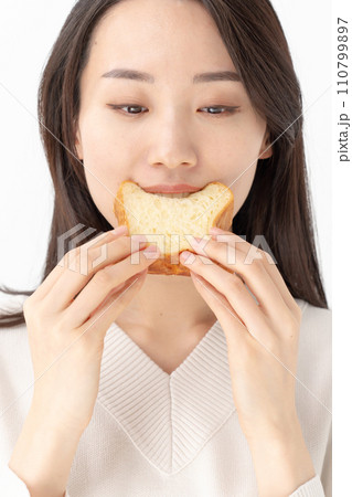 パンを食べる女性 パンを食べる女性 110799897