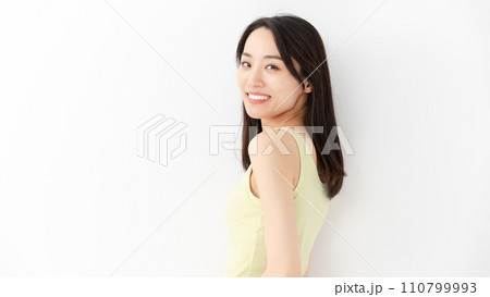 ビューティーイメージ　振り向く女性 110799993