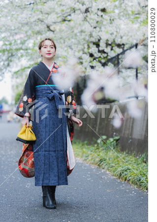 袴を着た女性 110800029